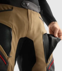 Rebelhorn Hardy 3.0 Motorbroek Desert/Grey/Red><noscript><img width=